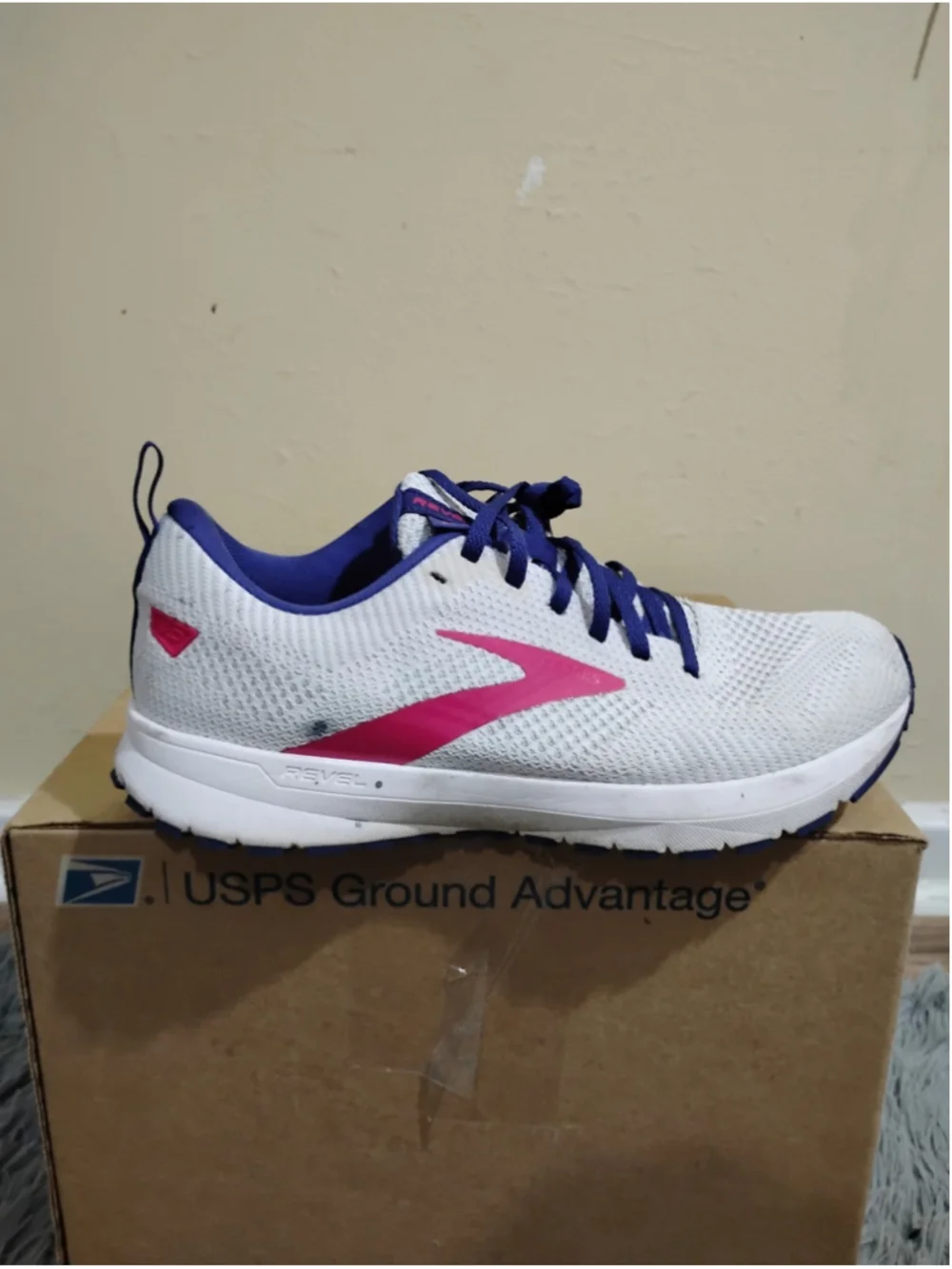 Brooks Revel 5 Womens Size 9.5 White Pink Athletic Sneakers 1203611B193